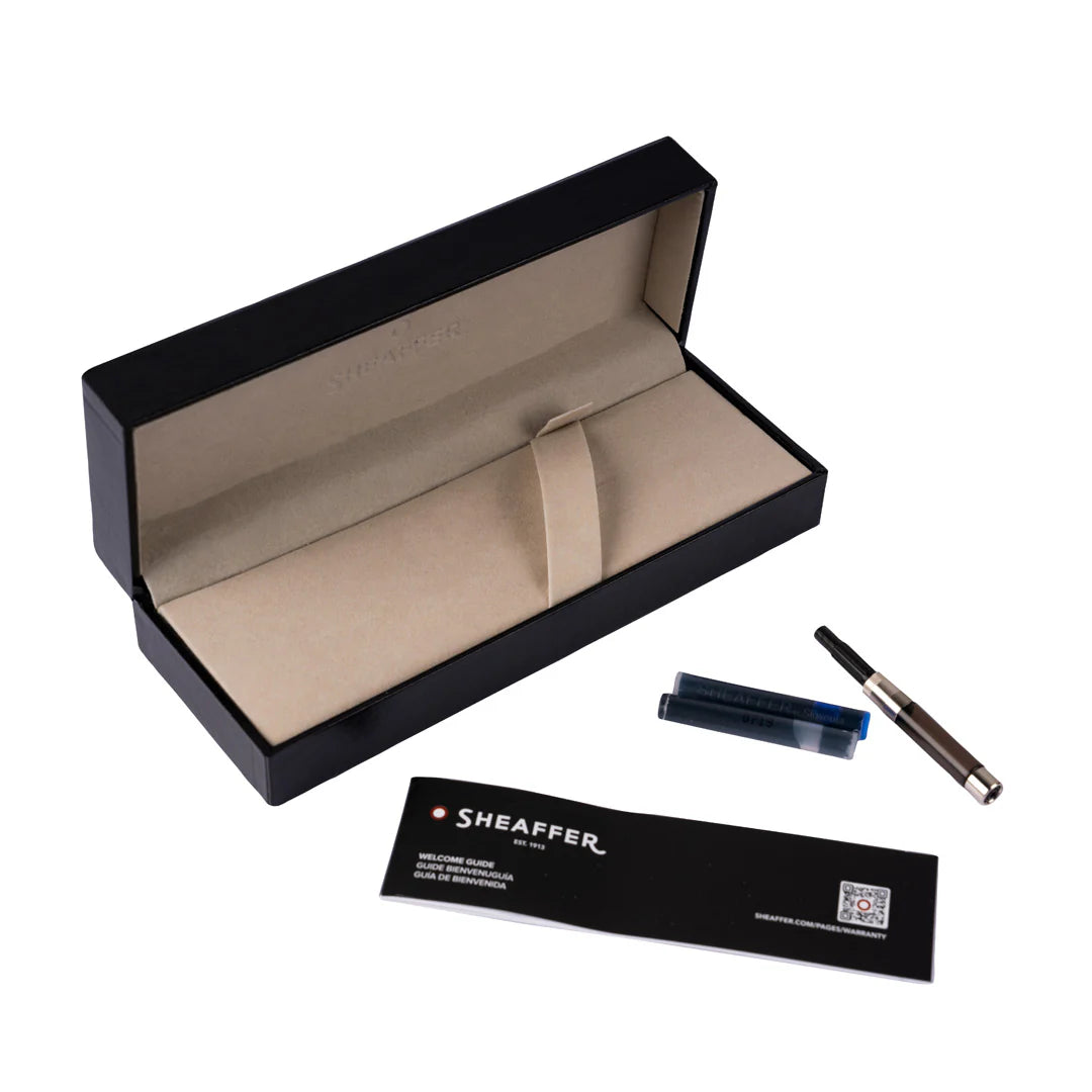 Sheaffer 300 Glossy sort med kromdetaljer